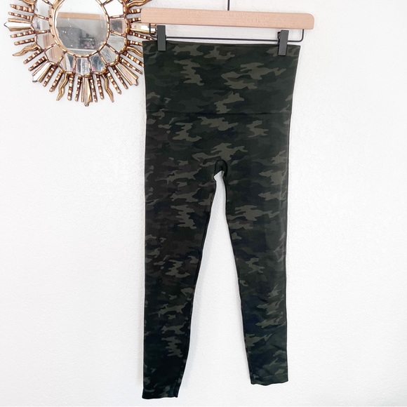 SPANX Look At Me Now Seamless Legging in Green Camo
size Medium - Picture 4 of 5